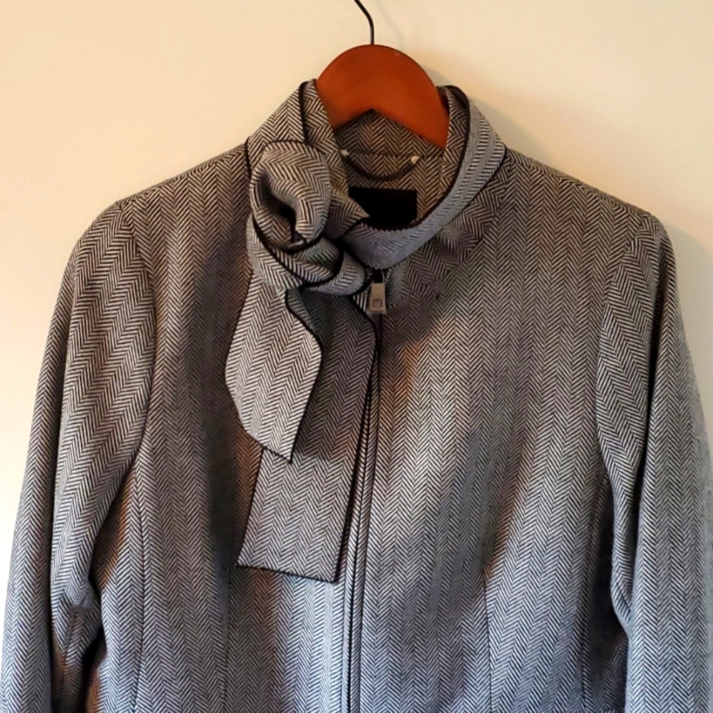 New grey black wool zip up blazer and collar tie. Banana Republic size 10. D3